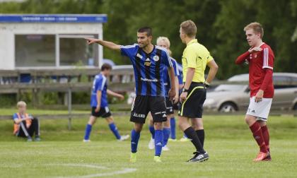 FC åland, fotboll, FC Åland - Pargas IF, Rezgar Amani, Pontus Sjöblom (domare) *** Local Caption *** @Bildtext:Fotboll, Markusböle, FC Åland - Pargas IF, Rezgar Amani, Pontus Sjöblom (domare)@Foto:Foto: Joakim Holmström