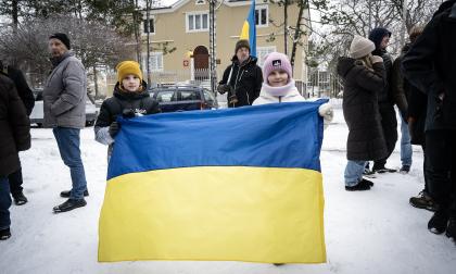 Ukrainaplatsen, manifestation mot kriget på årsdagen, Ukrainakriget,  *** Local Caption *** @Bildtext:Många barn som flytt från Ukraina med sina familjer är med under demonstrationen. Här är Dima Kolesnyk och Anna Lytvynova.