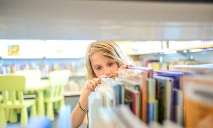 Välutrustade skolbibliotek och kunniga skolbibliotekarier kan spela en viktig roll för att främja både läsintresset och läsförmågan.