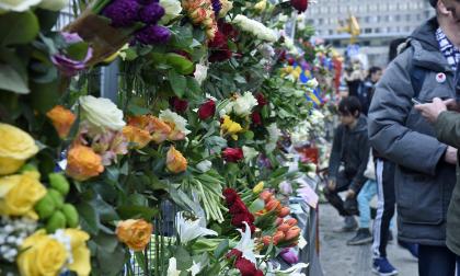 Efter det senaste veckorna är det lätt att känna att världen vi lever i bara blir mörkare. Bilden är från terrordådet på Drottninggatan i Stockholm 2017.