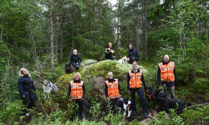 Delar av Ålands räddningshunds klubbs medlemmar. Överst Åsa Törnroos med Nelson, Myra Forsström med Jan-Erik och Elin Granholm med Chelsea.Nedre raden från vänster Catharina Hewnriksson med Uno, Linda Phil med Harry, Christel Sundman med Enya, Maria Fjäder med Xo och Kristian Lundström med Pelle.