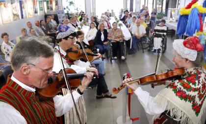 Ålands spelmansgille fyller 70 i år och firar med konsert. På bilden ses spelmän från gillet. I förgrunden ses Bror-Erik Jansson, Ann-Christin Eriksson och Christina Johansson.