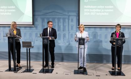 Finska regeringen, här företrätt av Riikka Purra (Sannf), Petteri Orpo (Saml), Anna-Maja Henriksson (SFP) och Sari Essayah (KD), presenterade förra veckan sin budget där satsningar på det svenska språket till viss del lyftes.