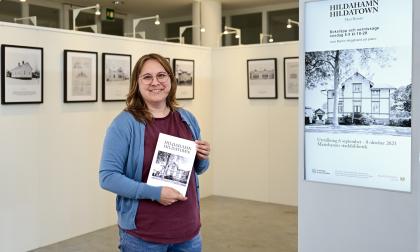 Dokumentärfotograf Mari Boman, i dag bosatt i Berlin, återupptäckte Hilda Hongells trähus när hon gjorde återbesök i Mariehamn. Nu har hon samlat sina bilder och intervjuer med husägare i boken ”Hildahamn / Hildatown”. 