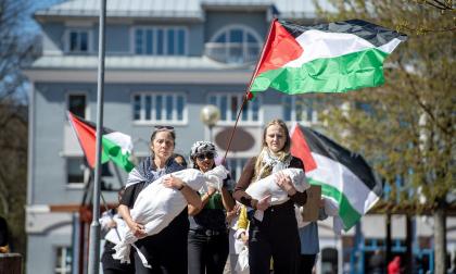 Grete Sneltvedt (till vänster) och Fanny-Klaara Rundberg (till höger) har anordnat flera demonstrationer mot kriget i Gaza det senaste året. På Hiroshimadagen kommer de läsa upp delar av Gazamonologerna. Hulya Tokur Ehres