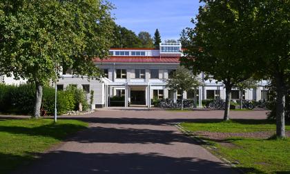 Just nu är det trångt i Strandnäs skolas södra del, det som de flesta känner som högstadiebyggnaderna. Här går i dag årskurserna 6-9. Byggnaden står dessutom inför ett invändigt renoveringsbehov. 