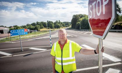 Vägmästare Robert Karlsson förklarar förändringarna i trafikreglerna och den sänkta hastighetsgränsen kring Godbykorsningen i Finström.<@Fotograf>Hülya Tokur-Ehres