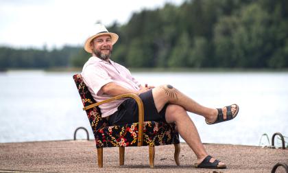 Efter långa hektiska dagar i Stockholm tycker Ricard Hedenström det är skönt att komma till stugan i Bovik och andas in det åländska lugnet.