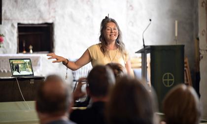 Laura Hellsten håller i den liturgiska verkstaden i Finströms kyrka.@Normal_indrag:<@Fotograf>Robert Jansson