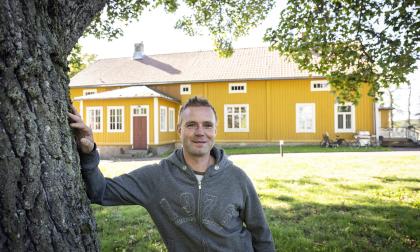 Här, i bostadhuset på Haga kungsgård, bor Kristoffer Lundberg tillsammans med sambon Josefine, liksom sonen Kasper varannan vecka.