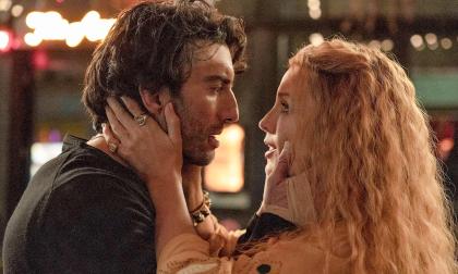 Blake Lively och Justin Baldoni spelar huvudrollerna i uppmärksammade ”It Ends With Us” som är baserad på boken med samma namn. 
@Byline_namn:<@Fotograf>Pressbild