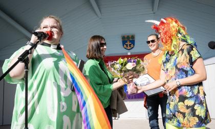 Ålands ombudsmannamyndighet tilldelades utnämningen Årets fyr för sitt arbete för alla människors lika behandling. I förgrunden Regnbågsfyrens ordförande Mari Puska. <@Fotograf>Daniel Eriksson