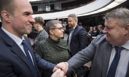 Ministrarna i landskapsregeringen var påtagligt lättade efter att lagtinget förkastat oppositionens misstroendeyrkande. I mitten kansliminister Nina Fellman, framför henne skakar utbildningsminister Tony Asumaa och finansminister Mats Perämaa hand.@Foto:Daniel Eriksson