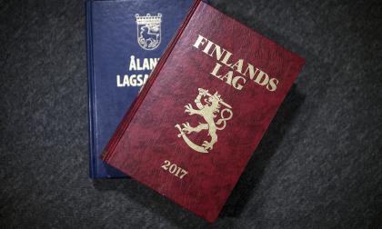 Den tryckta versionen av Finlands lag på svenska försvinner. Det protesterar landskapsregeringen emot. <@Fotograf>Daniel Eriksson