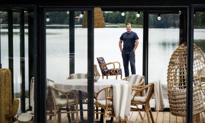 Peter brukar säga att han bor i Stockholm men lever på Åland. 