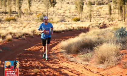 Majoriteten av loppet sprang Pontus Sjöblom ensam på sandvägarna i den australiska öknen. <@Fotograf>Marathon Photos