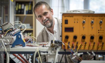 Matias Waller undervisar i dag i automationsteknik på Hösgkolan på Åland. Nästa år reser han till delstaten New York och Cornell University för att forska.@Foto:Daniel Eriksson