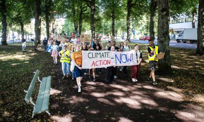 Över hundra ungdomar och äldre marscherade genom Mariehamn för klimatet. Marschen arrangerades av Regeneration 2030 i samband med Regeneration Week som hölls i Mariehamn. @Normal_indrag: