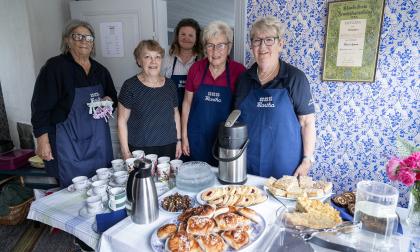 Gun-Marie Eriksson, Peggy Danielsson, Kati Veijonen, Marianne Dahlén och Eivor Eriksson är några av flera marthor som hållit i gång försäljningen av fika i marthastugan under sommaren.<@Fotograf>Daniel Eriksson