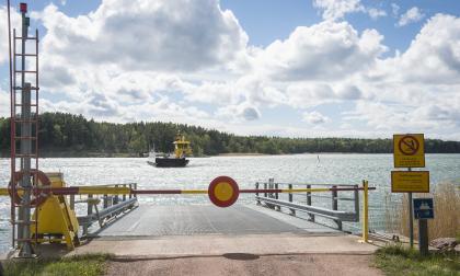 En ringväg står på önskelistan hos några av de boende på Ängö och Bussö. Men de menar att det borde ha varit verklighet för 50 år sedan.