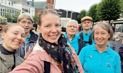 Ålänningar i duggregnet i väntan på den imponerande öppningsceremonin. Från vänster: Henrika Törnroos, Berit Lindholm, Sofi Lindholm, Christer Halling, Erik Holst och Ann Carlsson.<@Fotograf>Sofi Lindholm