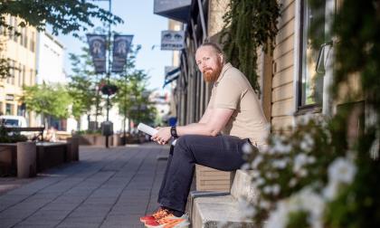 Daniel Kastinen är på Åland på besök under sin semester tillsammans med sin sambo. Men hemma är nu mera i Kiruna, där paret nyligen köpt ett gemensamt hus.