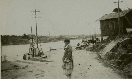 Vid Färjsundets färjfäste på Godbysidan 1926. Foto ur Maja-Stina Svenssons samling.