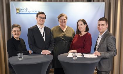 Carola Eklund, Rasmus Lindqvist, Ingrid Zetterman, Kristin Mattsson och Dan Sundqvist presenterade landskapsregeringens demokratistrategi med tillhörande åtgärdsprogram i går.<@Fotograf>Robert Jansson