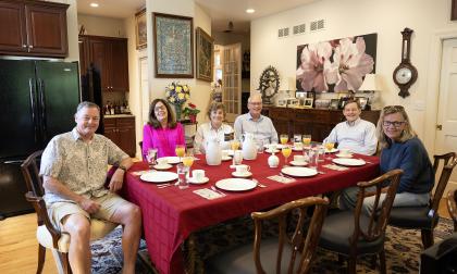 David Howe, Meredith Zawacki, Carol Sallman Stwally, Matthew Sallman, Garfield Sallman och Karin Zawaski samlade runt frukostbordet i Chicago.