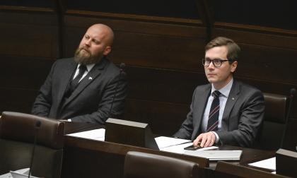 Obunden samling vill att den åländska flyktingförläggningen uteslutande ska finns för ukrainska flyktingar. Det sade Christian Wikström (till höger) i lagtinget under budgetdebatten. Till vänster Wikströms partikamrat Johan Lindström. <@Fotograf>Robert Jansson