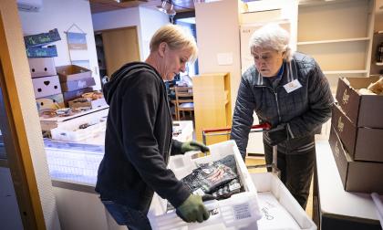 Verksamhetsledare Susanna Olsson och frivilligarbetaren Mansoor Sedghi.