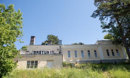 Vid årets gatusyn konstaterades att Pub Bastuns västra fasad behöver förbättras. Nu har tidsfristen för när det ska vara gjort förlängts.<@Fotograf>Hülya Tokur-Ehres