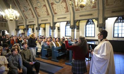 Organisten Judit Deáki och prästen Katarina Gäddnäs gör sig redo inför en av julbönerna i S_t Görans kyrka, som var fullsatt så gott som hela julafton.