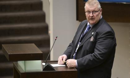 Landskapets förvaltning måste också spara på personalkostnader, annars blir sparåtgärderna bara kosmetiska, sade finansminister Mats Perämaa (Lib) under lagtingets frågestund. <@Fotograf>Robert Jansson