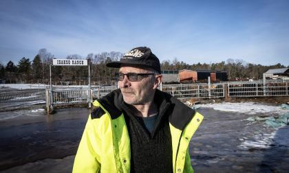 För några år sedan började Ingolf Strand avveckla jordbruket. Gården lever dock vidare, men med andra inriktningar. ”Jordbruket gick bra fram till EU-inträdet, jag fick vara med om den goda tiden. Åttiotalet  var lysande för små åländska gårdar om du ville och orkade jobba”, säger han.