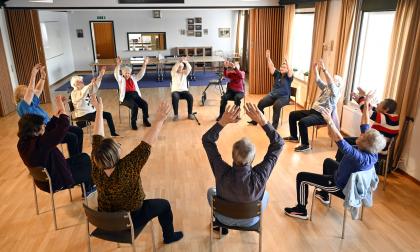 Seniorsamlingen på Catharinagården börjar med sittgymnastik. Ledare är Eva Hilling. I gruppen sitter <@Fet>Greta Karlsson, Elvi Holmström, Ragni Eriksson, Tryggve Mattsson, Charlotte Mattsson, Aida Andersson, Mexin Lindblom, Etel Humell, Hjördis Blomqvist, Ines Holmberg<@Normal_indrag> och <@Fet>Maja Sundqvist<@Normal_indrag>.@Normal_indrag