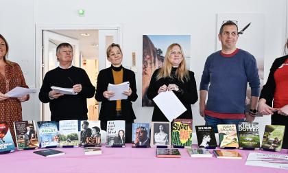 Projektledaren Anna Eklund, styrelseledamöterna Mosse Wallén, Aino Waller, Katja Söderbäck och Robert Sagulin samt Lotta Angergård från Rädda barnen presenterade programmet för litteraturdagarna på onsdagen. På bilden saknas övriga styrelsen genom Mogens Lindén, Katrin Sjögren, Dace Rudzite och Victoria Sundblom.