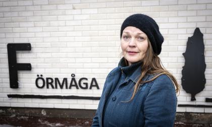 ”Träd är trygga och förankrade i marken med sina rötter. De står för lugn och vila”, förklarar konstnären Anna Sundblom-Westerlund beslutet att koppla ihop de positiva värdeorden med träd. 