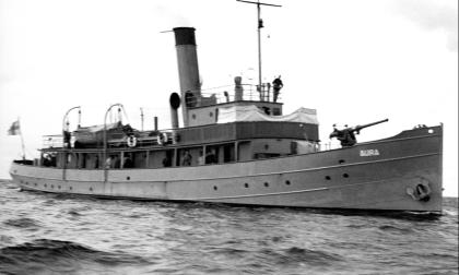 Sjöbevakningens Aura användes under krigsåren som eskortfartyg, utrustat med två 75 mm sjömålskanoner, två 20 mm luftvärnskanoner, samt sjunkbombskastare. Här i samband med eskortverksamhet utanför Kobbaklintar den oroliga sensommaren 1942. SA-kuva. 