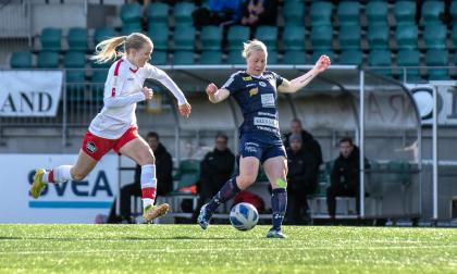 ÅU krossade PK-35 Vanda och vann slutligen med tennissiffror. Här ser vi anfallaren Aada Törrönen med bollen.