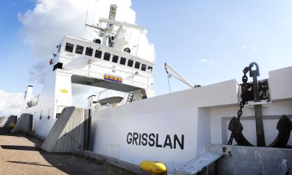 Grisslan står i Långnäs hamn under servicen.@Foto:FOTO NAYAB IKRAM
