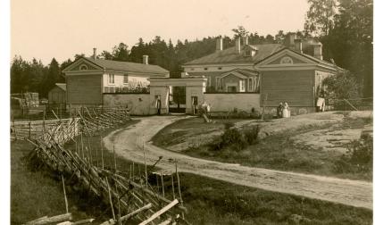 Godby allmänna sjukhus fotograferat 1921. Byggnaden var enligt Folke Wickström efter Skarpans-branden en av empire-epokens få kvarvarande arkitektpärlor på Åland. I maj 2018 förstördes byggnaden i en brand. Vykort av okänt ursprung, ur Gunlög Westerlunds samling.