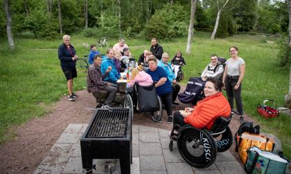 16 personer från Ålands Neurologiska förening samlades till grillkväll på Espholm.@Normal_indrag:<@Fotograf>Hülya Tokur Ehres