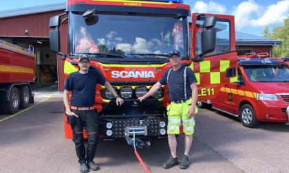 Lemlands FBK_s ordförande Jonas Skogström och kårchef Jonas Karlsson är nöjda med den nya bilen. De har ett brinnande intresse för brandkåren och har lagt ned mycket arbete på den.<@Fotograf>Ronja Eklund