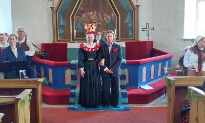 Makarna Annika Hagström och Tobias Gustafsson välsignas i S_t Anna kyrka.<@Fotograf>Oscar Skogberg