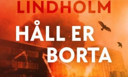 "Håll er borta" är spännande, rolig och har ett tydligt Ålandsperspektiv enligt recensenten. Boken släpptes som ljud och e-bok den 10 juni under Iris tidigare efternamn Lindholm. 