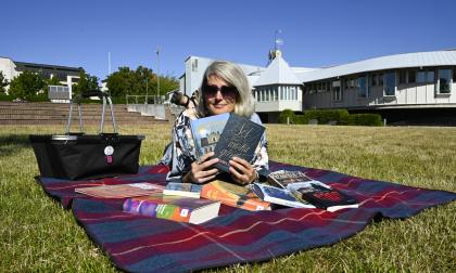 Inför sommarens läsning tipsar bibliotekarien Annica Andersson bland annat om "Neptunihusets hemligheter" och "Sol över mörka gärden".