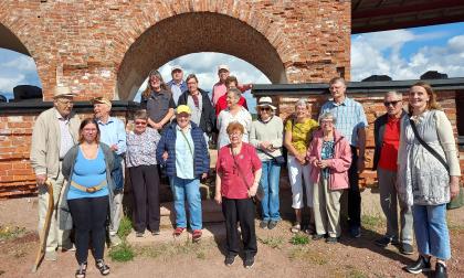 Församlingsmedlemmarna vid Notvikstornet. Bakre raden från vänster: Lisa Åkerström, Jan-Erik Berglund, Berit Sviberg, Georg Blomqvist och Gundis Johansson. Främre raden från vänster: Tryggve Gustafsson, Annika Svenblad, Bruno och Gunnevi Söderlund, Ulla Gustafsson, Karin Nilsson, Majlis Ellingsworth, Margareta Stenius, Ritva Holm, Ruby Karlsson, Leif Englund, Sture Sviberg och Maiken Poulsen Englund.@Normal_indrag:<@Fotograf>Annika Svenblad/Maiken Poulsen Englund.