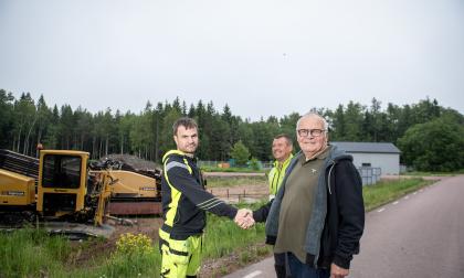 Pappa Per-Åke Pettersson skakar hand med sonen Jonas Pettersson, som nu tar över företaget. <@Fotograf>Hülya Tokur-Ehres 