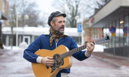 "Det starka ljuset" är Nicklas Lantz första musiksläpp på fem år. Han beskriver låten "Ljuset" som den bästa han skrivit.<@Fotograf>